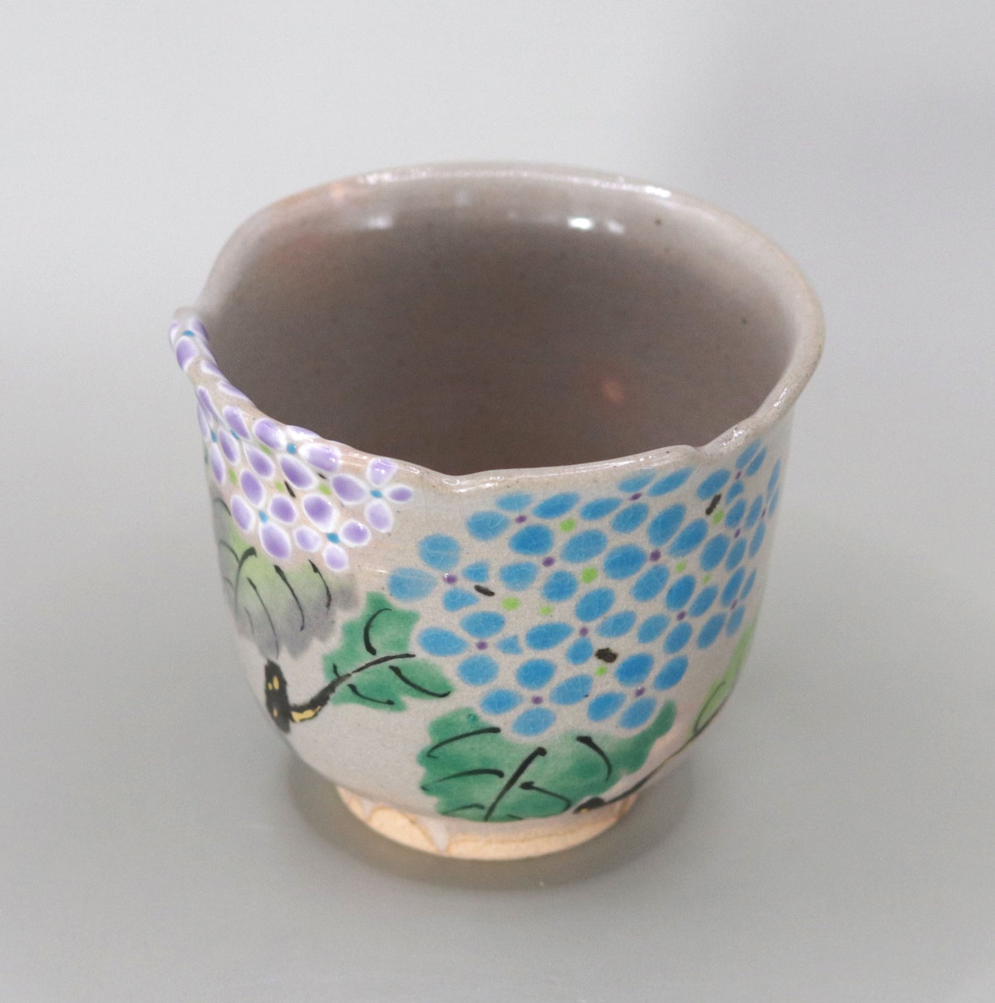 Kenzan's Sake Cup with a Picture of Shiba Hydrangea by Kousai Miyagawa