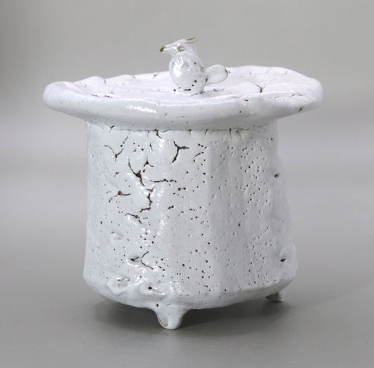 A white and beautiful censer by Shigeo Takemura