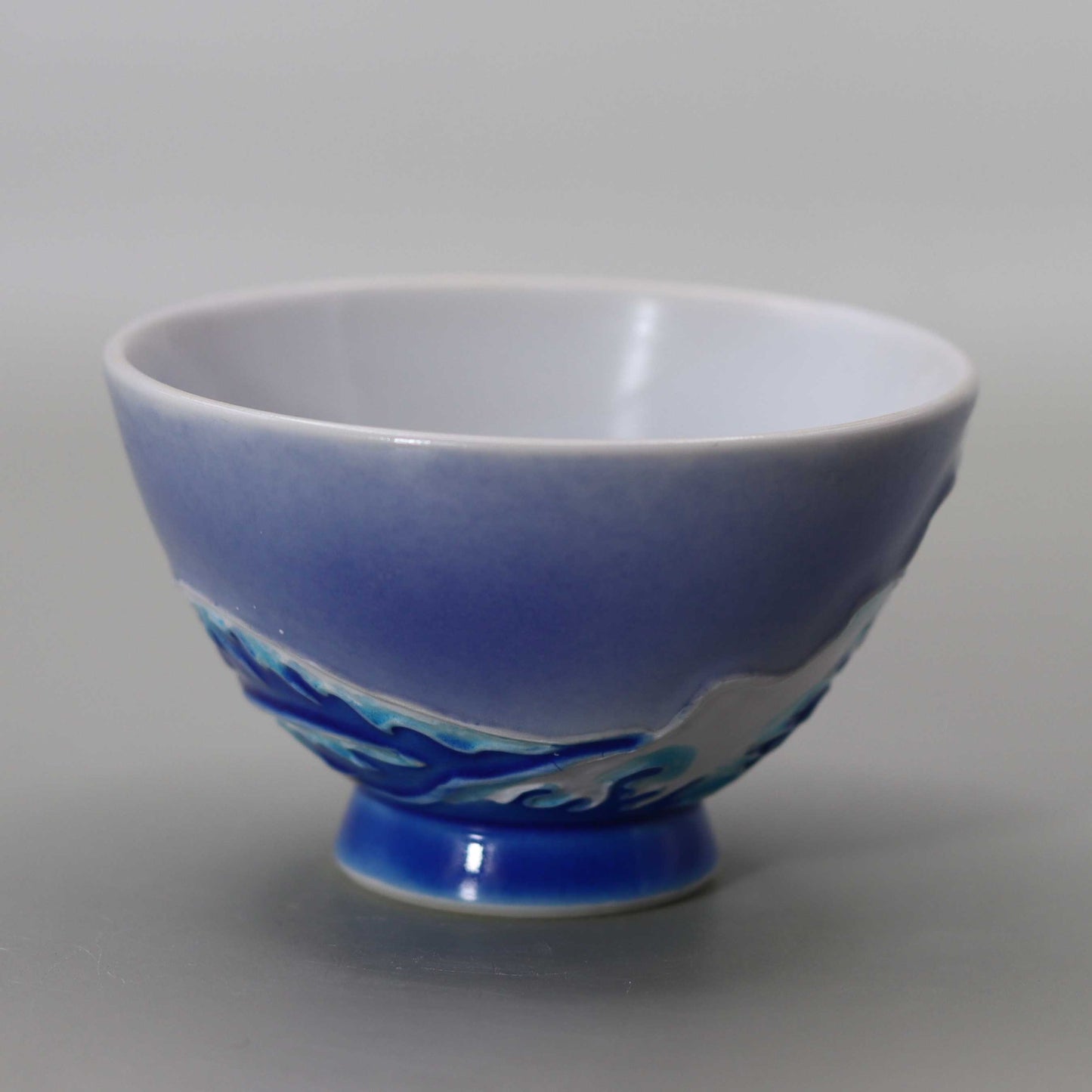 29 Blue and white Koshibori wave uranaka sake cup by Kosai Miyagawa