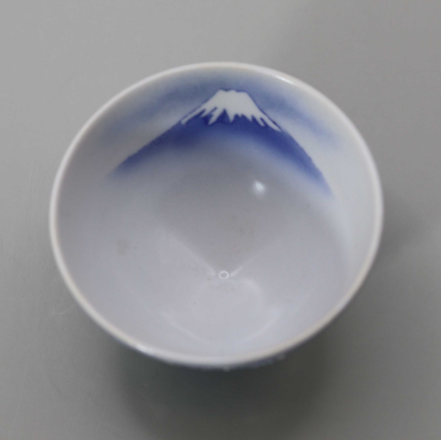 29 Blue and white Koshibori wave uranaka sake cup by Kosai Miyagawa