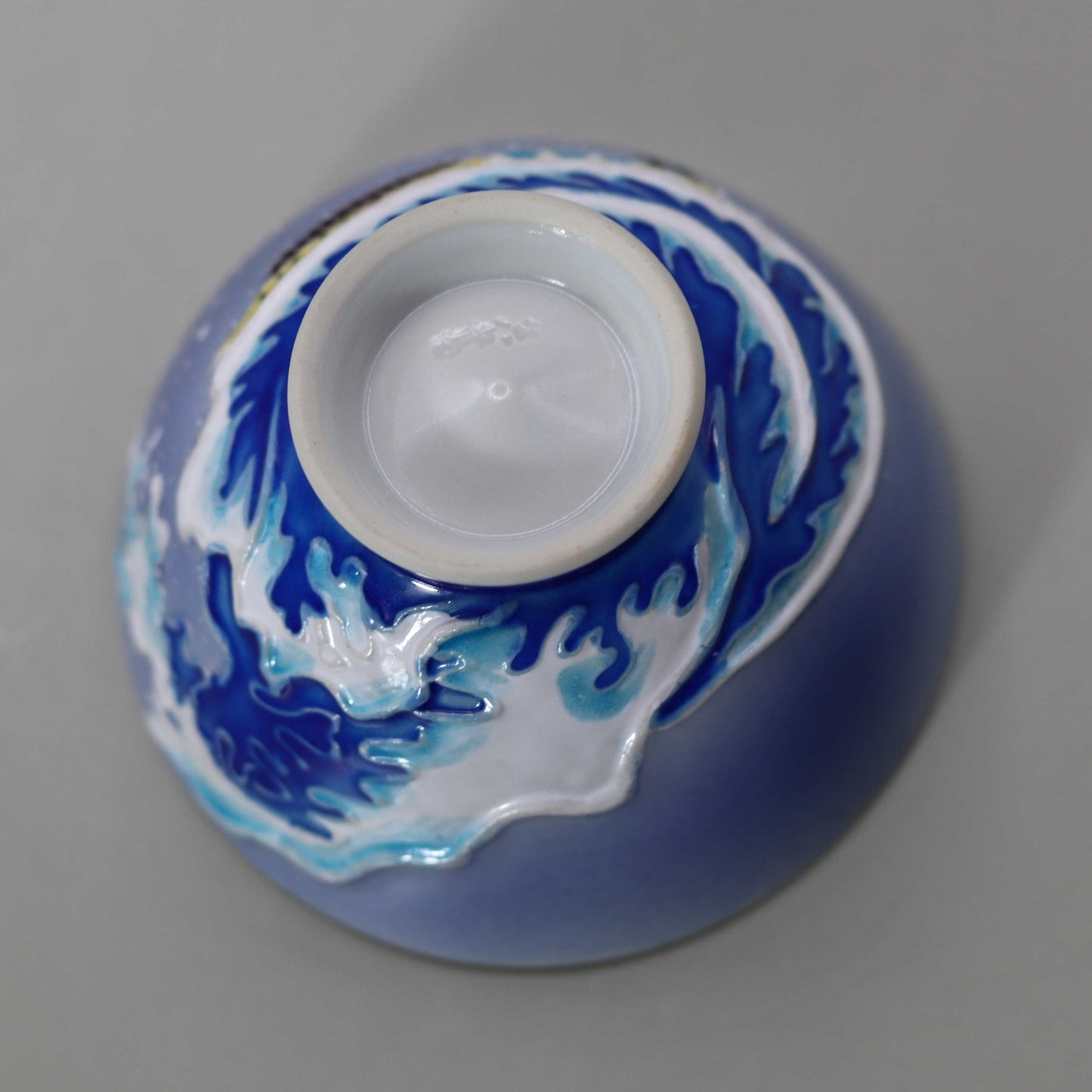 29 Blue and white Koshibori wave uranaka sake cup by Kosai Miyagawa