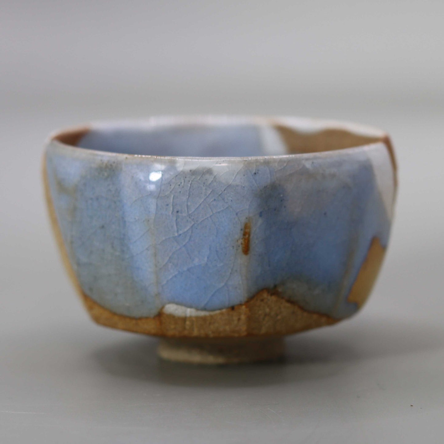 Sake cup with moon-white glaze and gold leaf by Matsubayashi Hosai