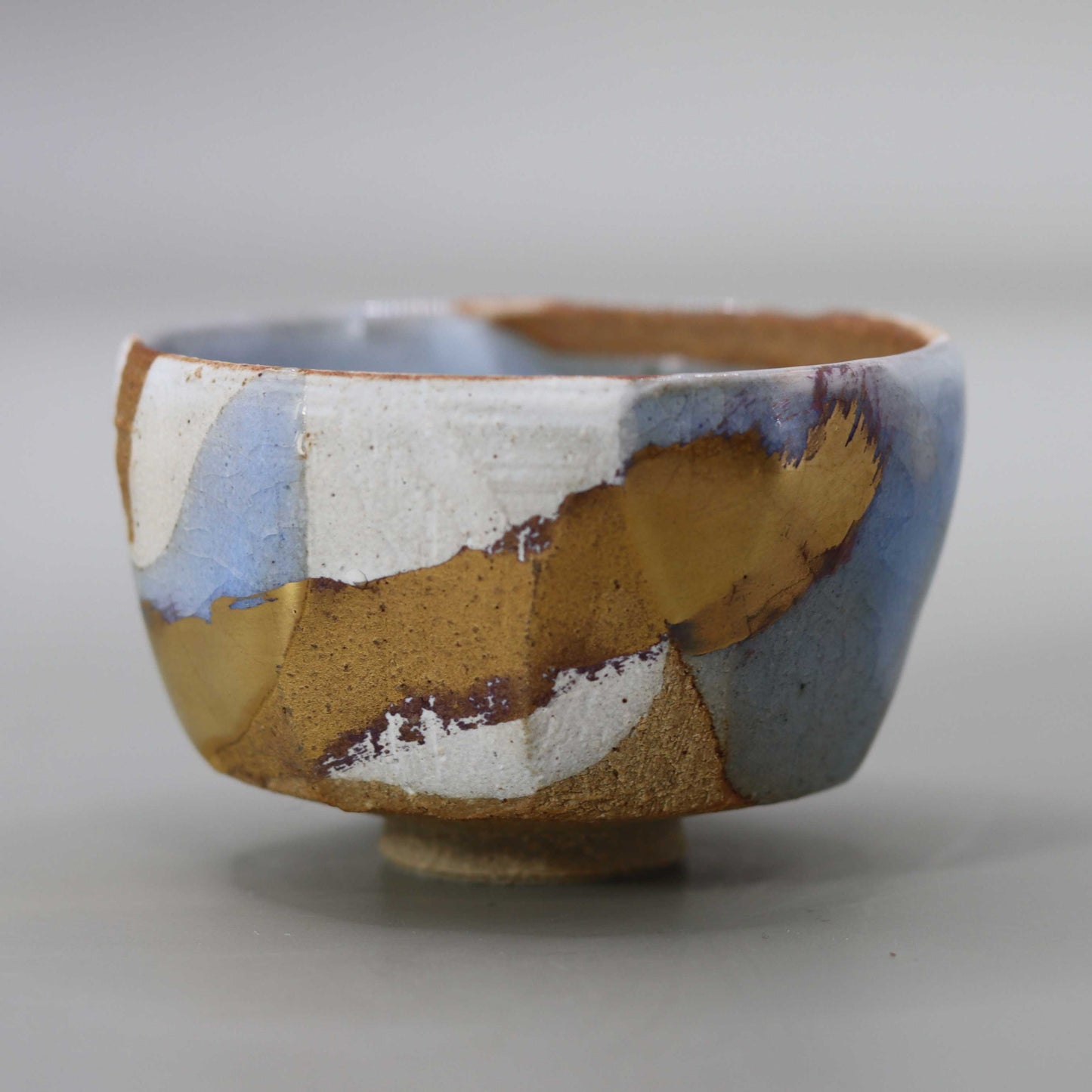 Sake cup with moon-white glaze and gold leaf by Matsubayashi Hosai