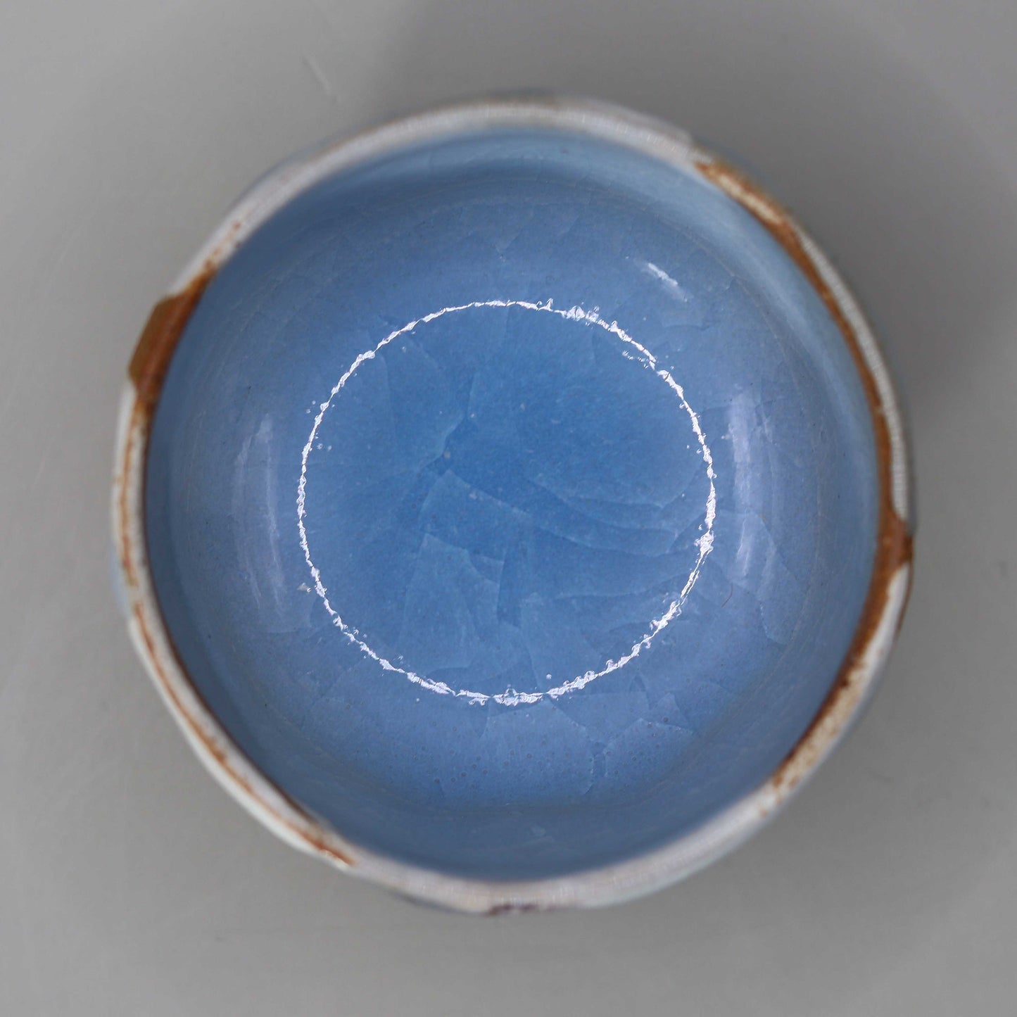 Sake cup with moon-white glaze and gold leaf by Matsubayashi Hosai