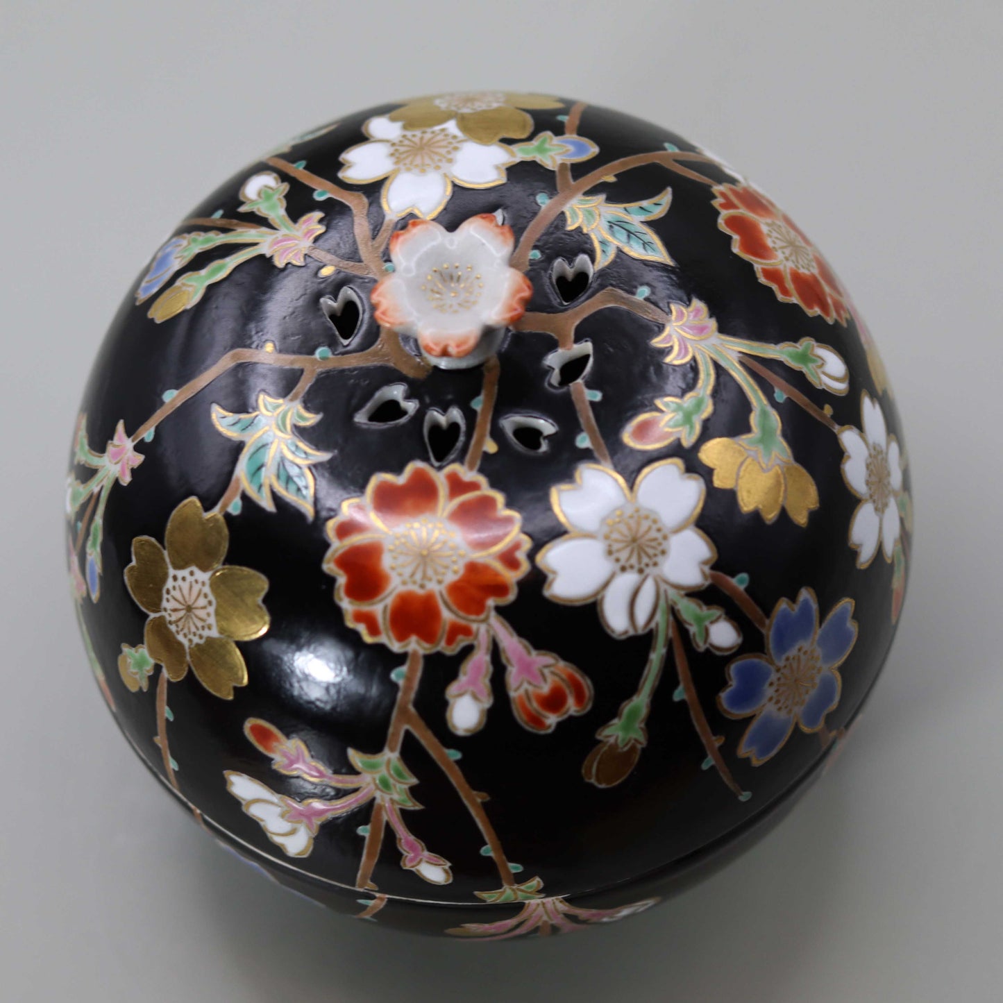 34-color cloisonné incense burner by Miyagawa Kosai