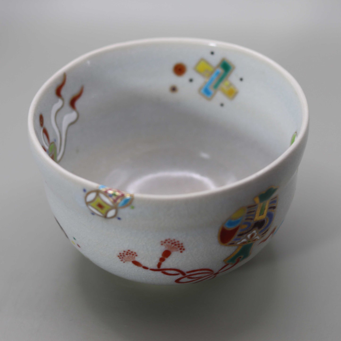 4 Straw ash glaze tea bowl with a picture of treasures by Kosai Miyagawa