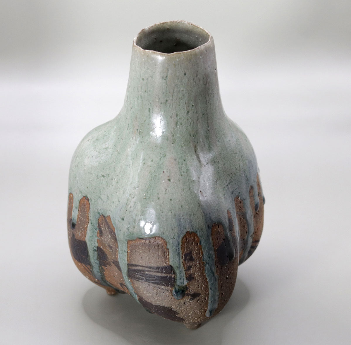 Ash-glazed three-legged vase by Shin Fujihira