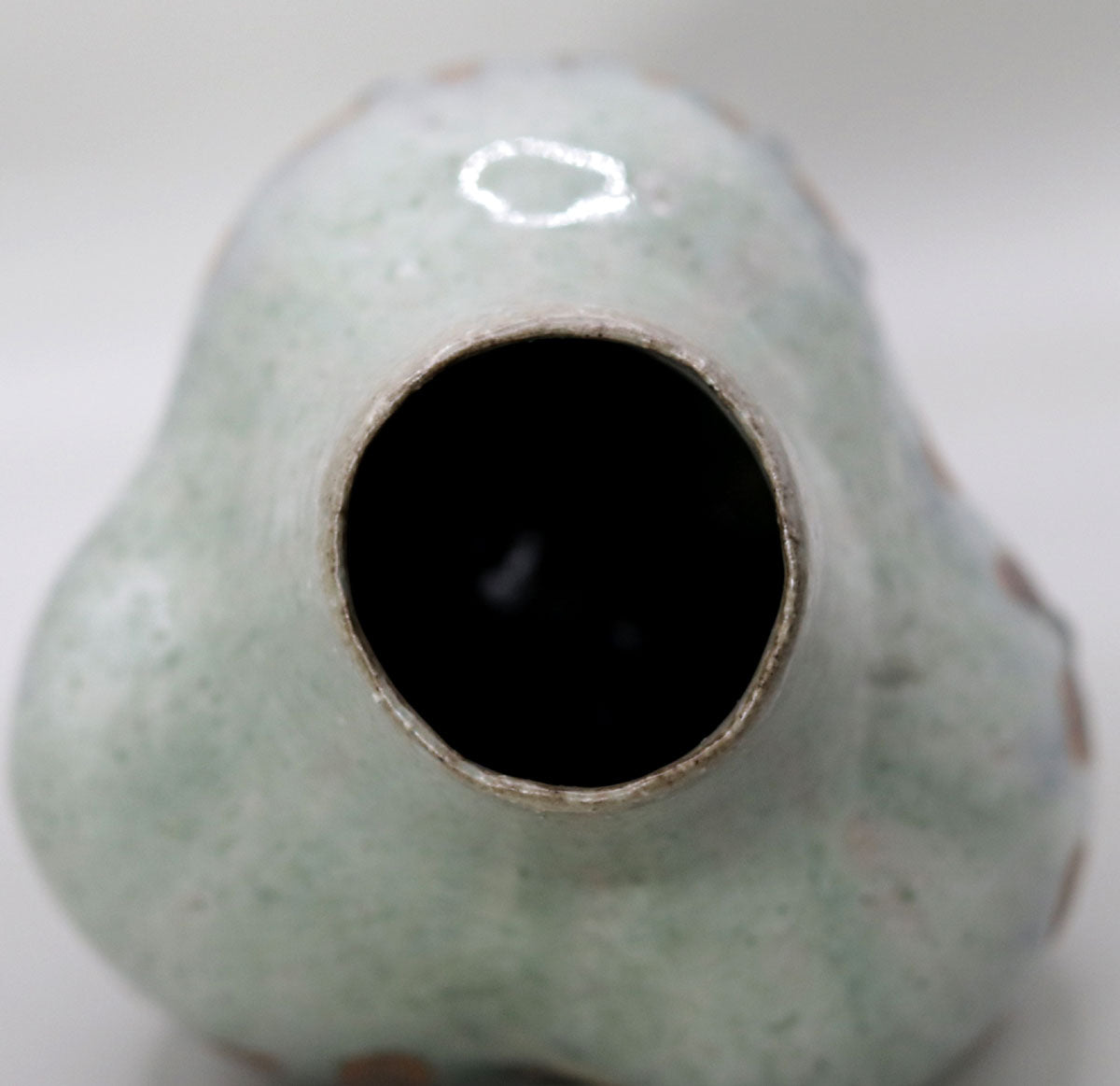 Ash-glazed three-legged vase by Shin Fujihira