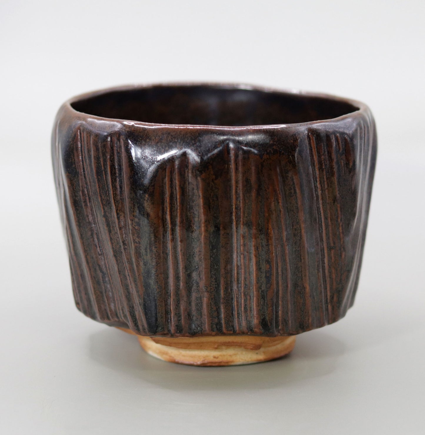 Iron glazed split wood pattern tea bowl by Rakusai Onishi