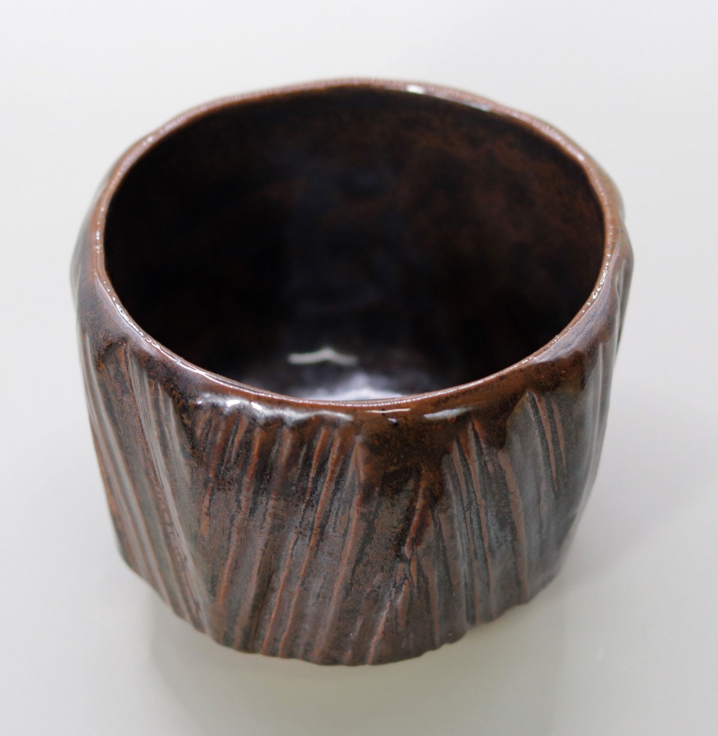 Iron glazed split wood pattern tea bowl by Rakusai Onishi