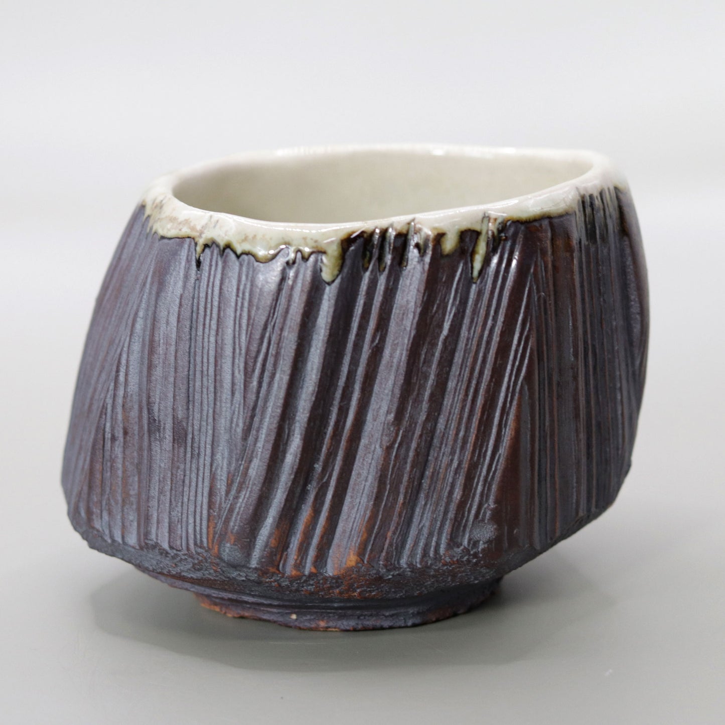 Iron glazed split wood pattern tea bowl by Rakusai Onishi