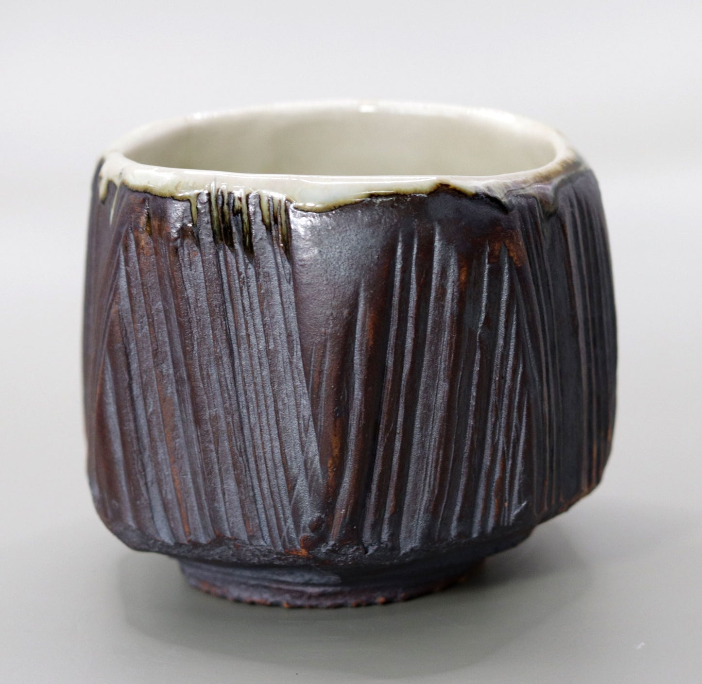 Iron glazed split wood pattern tea bowl by Rakusai Onishi