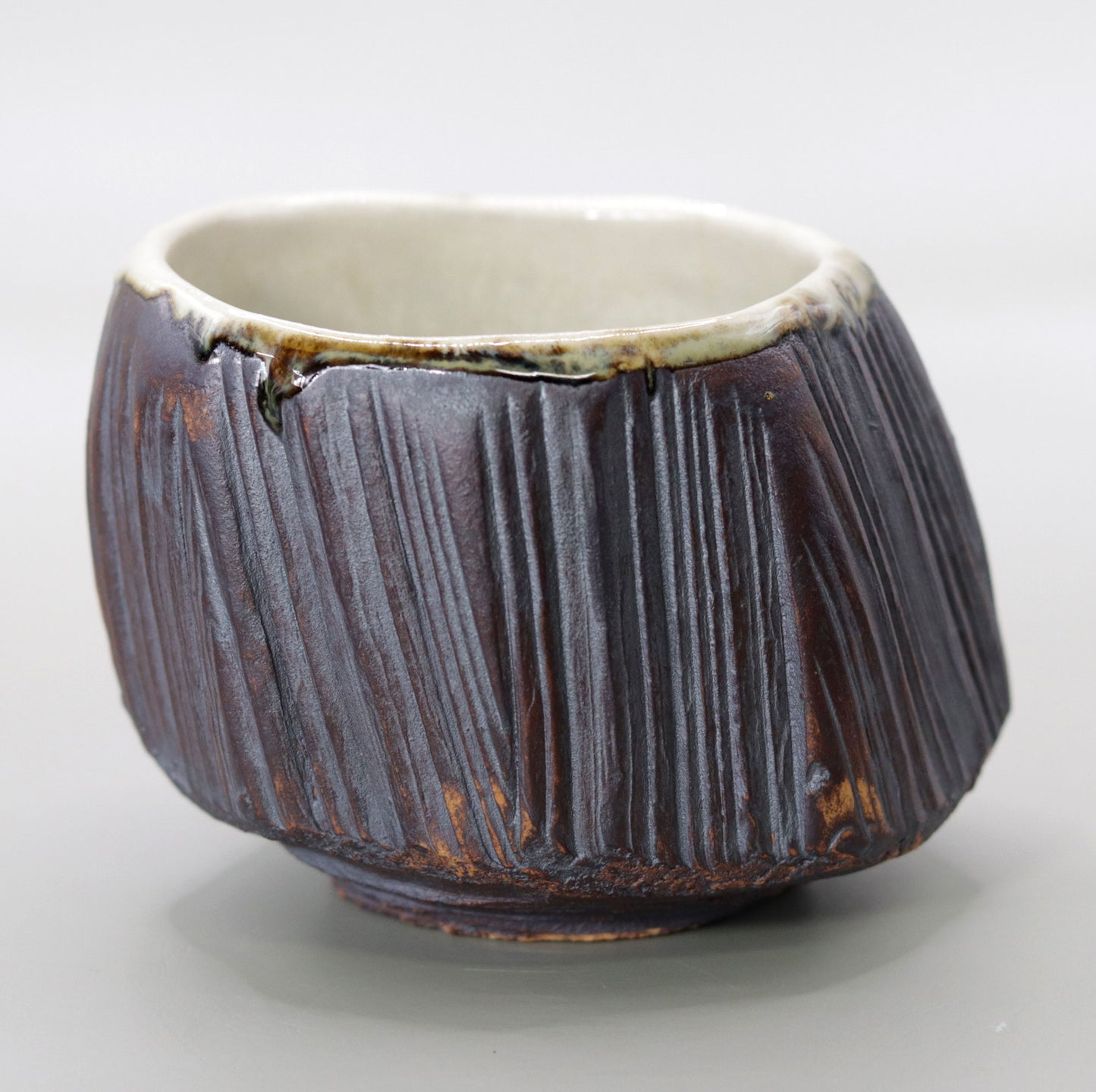 Iron glazed split wood pattern tea bowl by Rakusai Onishi