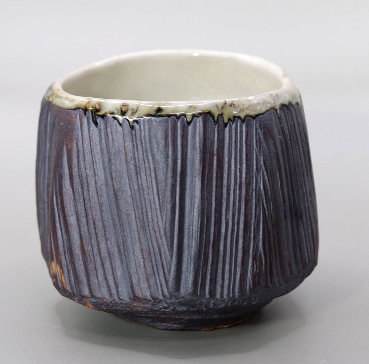 Iron glazed split wood pattern tea bowl by Rakusai Onishi