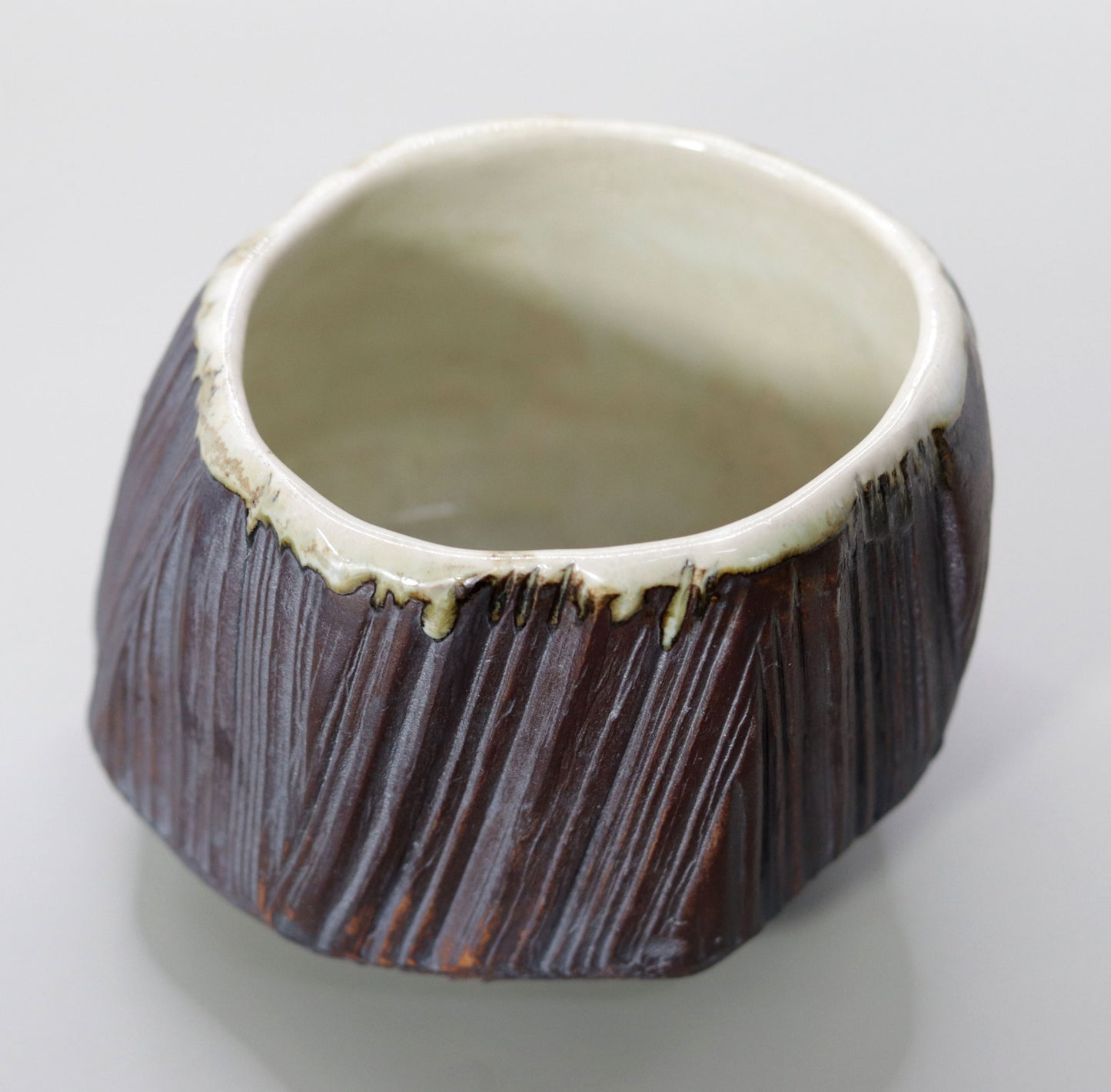 Iron glazed split wood pattern tea bowl by Rakusai Onishi