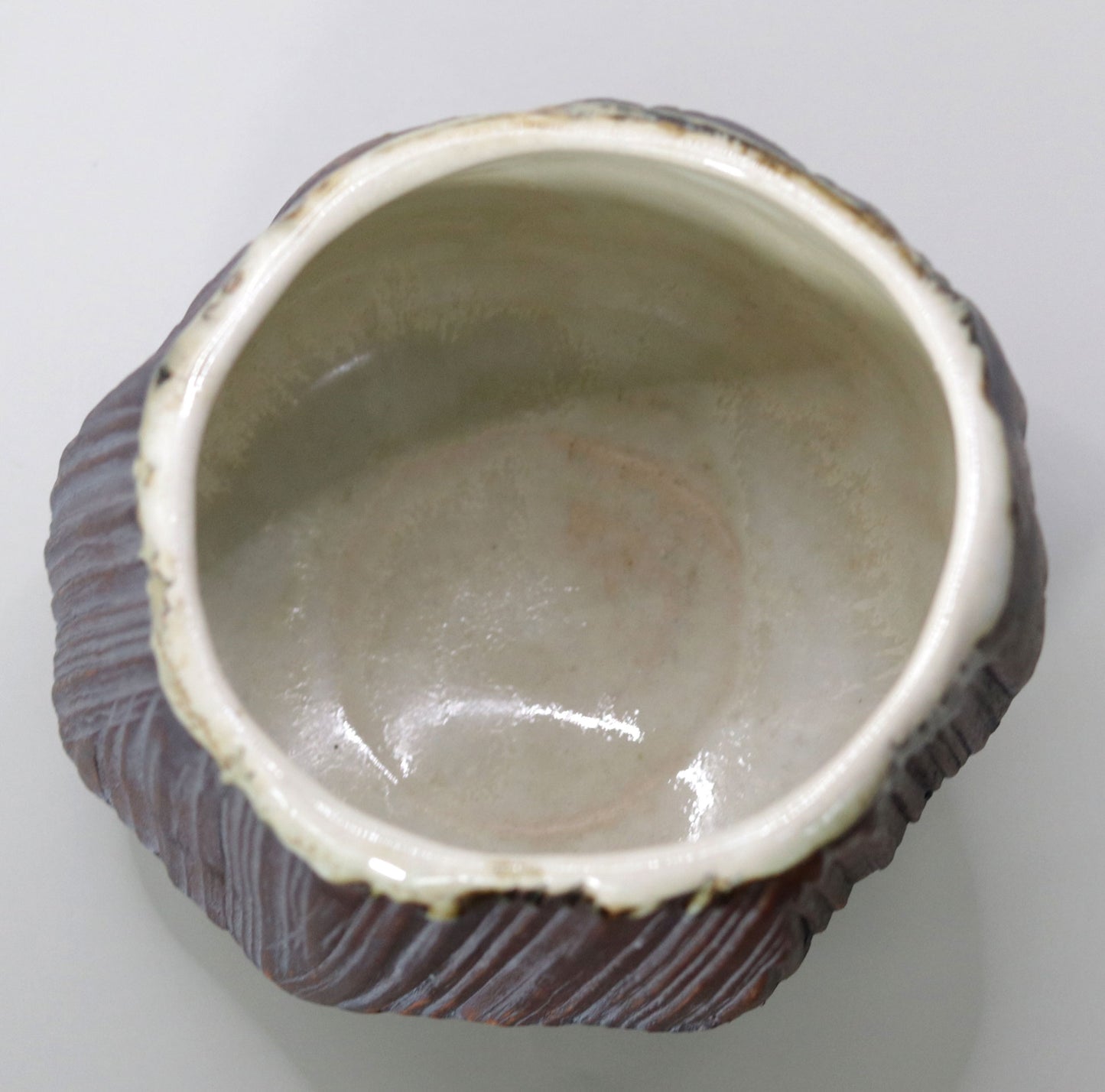 Iron glazed split wood pattern tea bowl by Rakusai Onishi