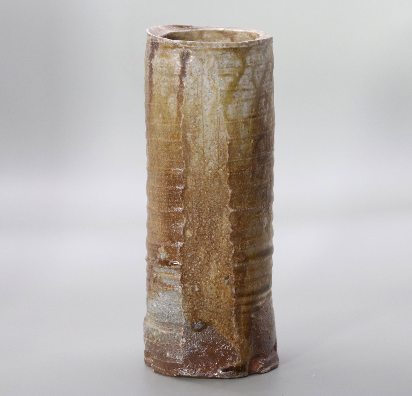 Ash-glazed spatula vase by Rakusai Onishi