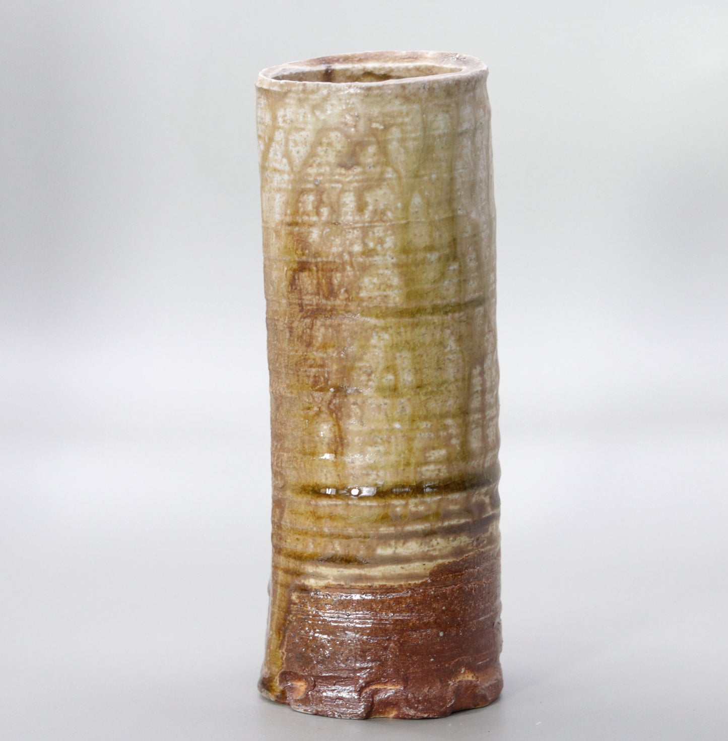 Ash-glazed spatula vase by Rakusai Onishi