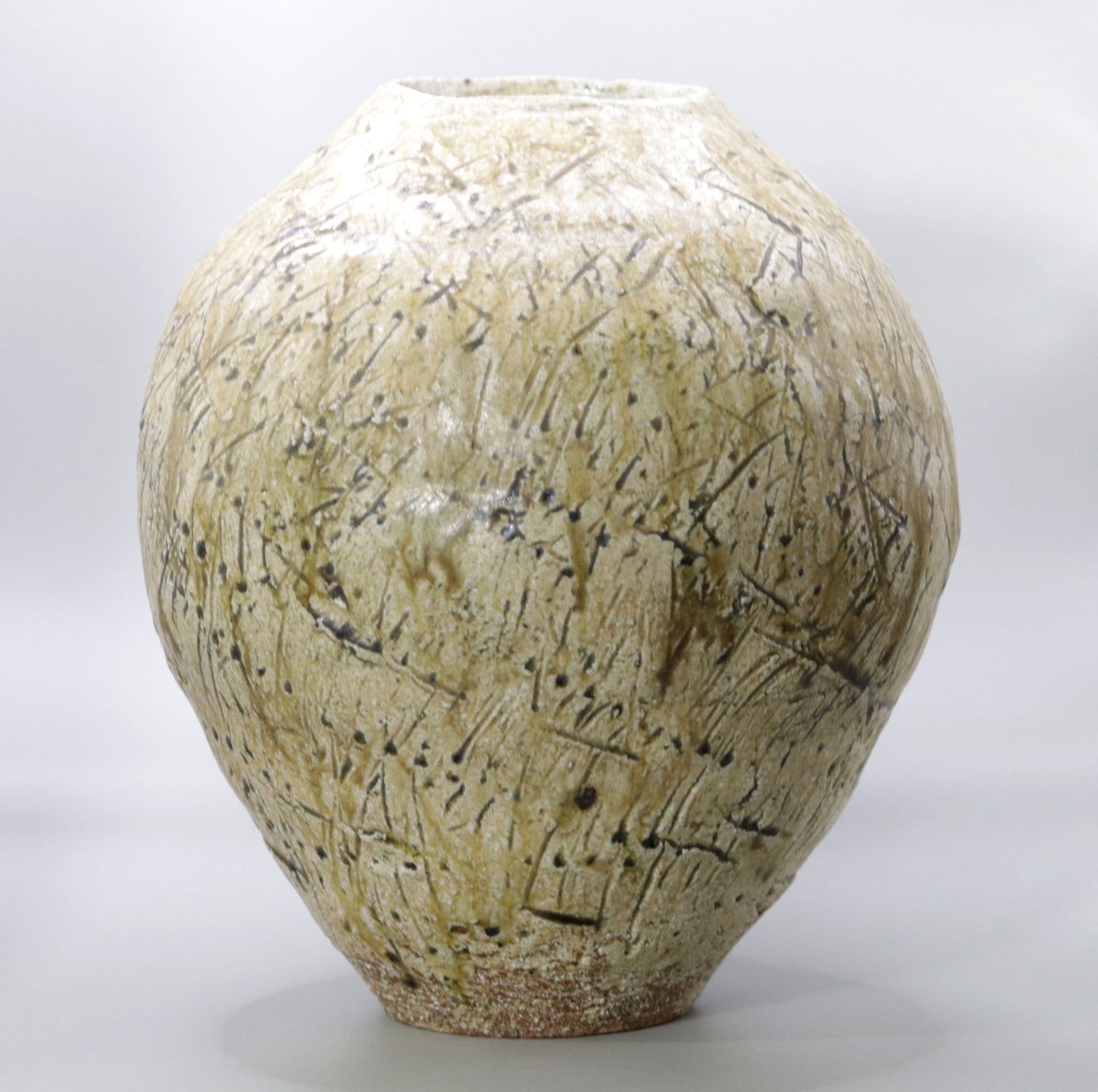 Ash pottery pot by Yuichi Ikai