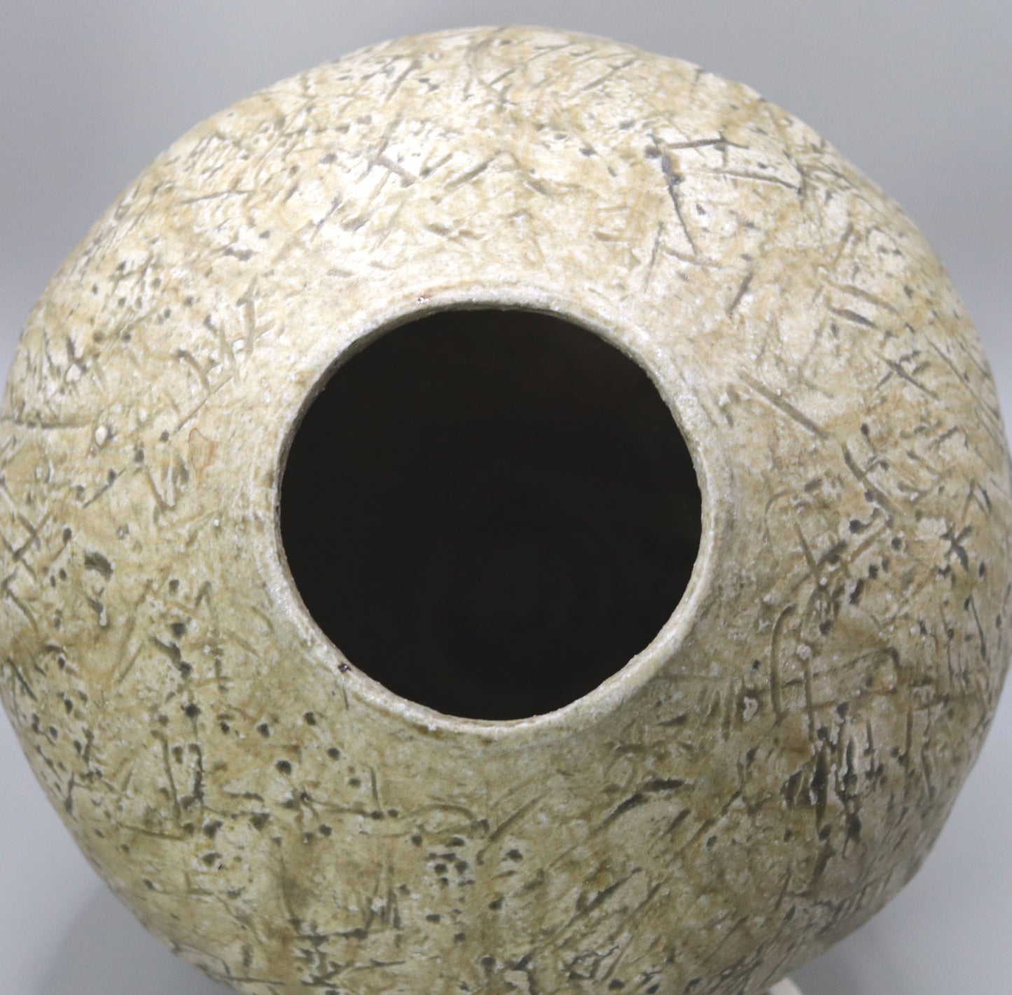 Ash pottery pot by Yuichi Ikai