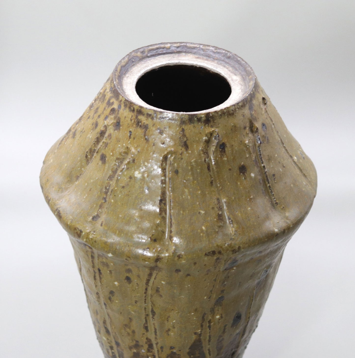 Ash-glazed engraved vase by Yuichi Ikai