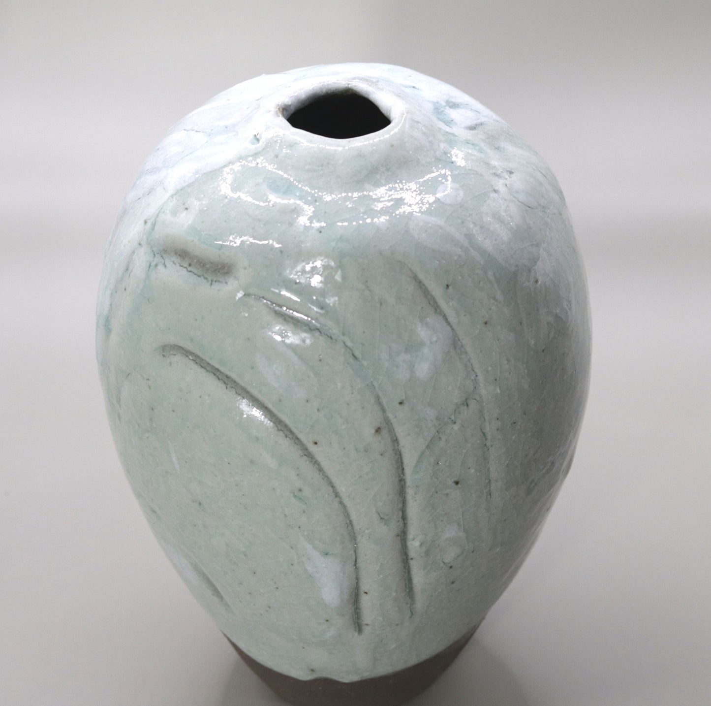 Ash-glazed two-color willow flat vase by Yuichi Ikai