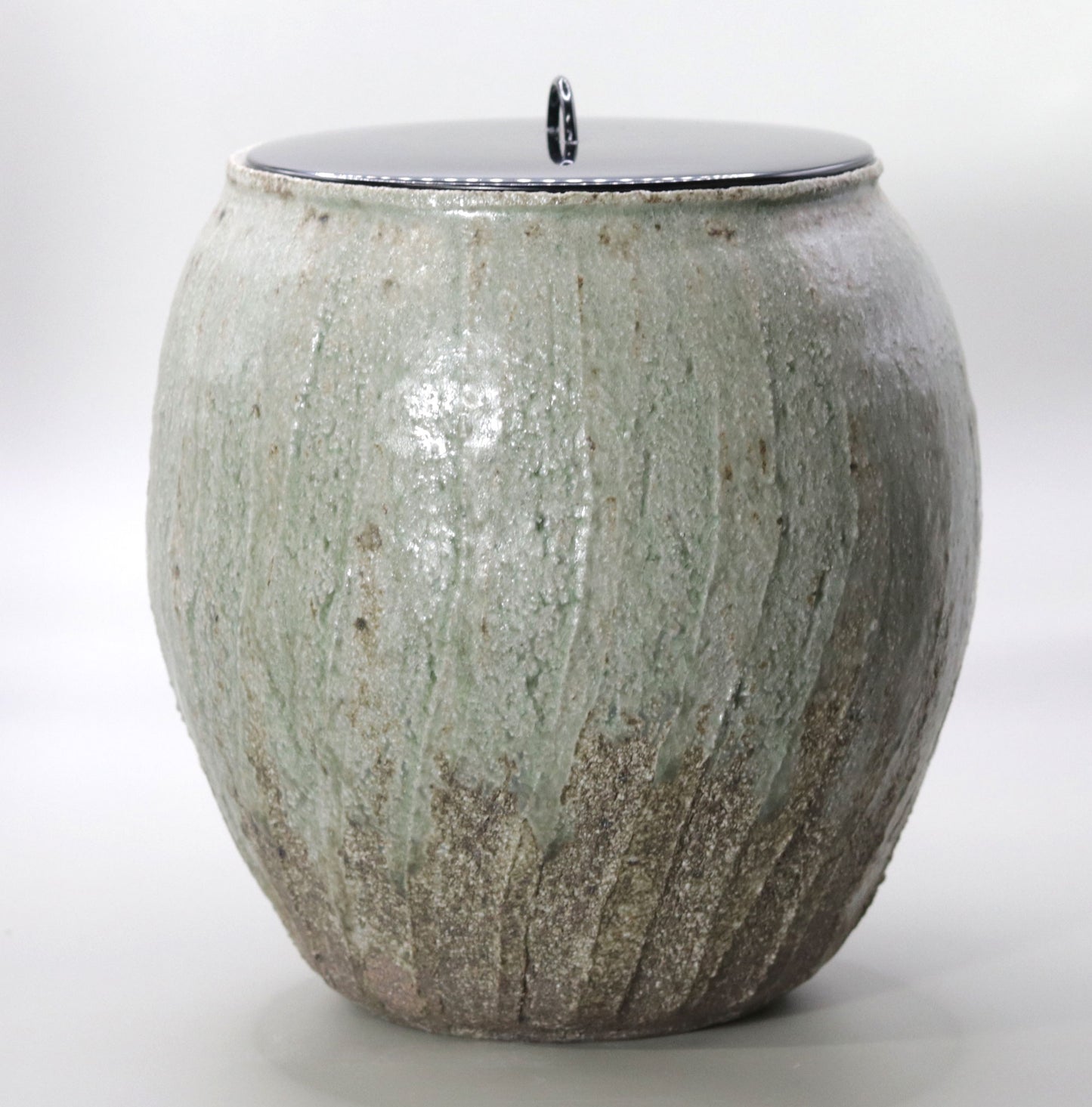 Ash glaze engraved water jar by Yuichi Ikai