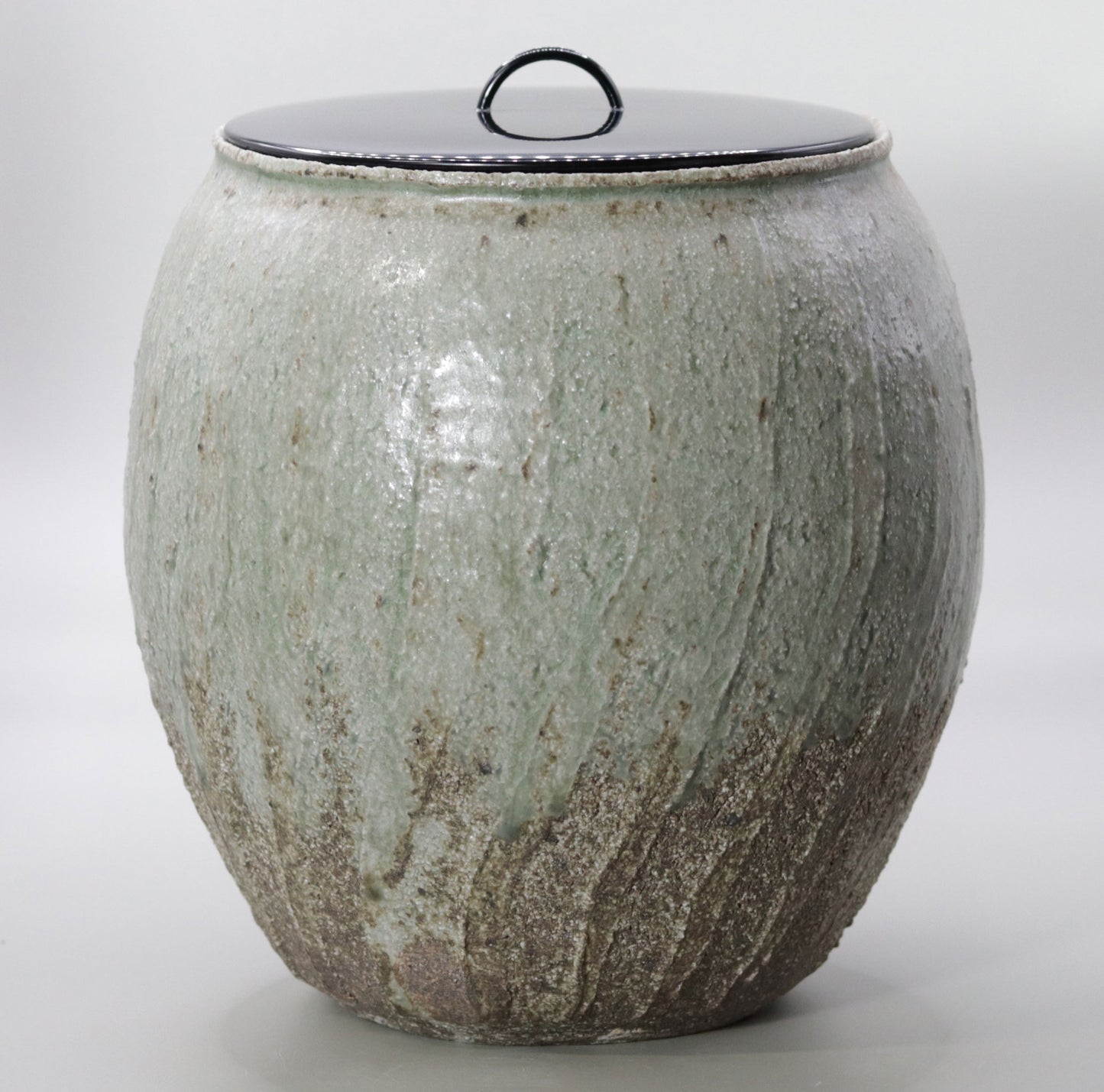 Ash glaze engraved water jar by Yuichi Ikai