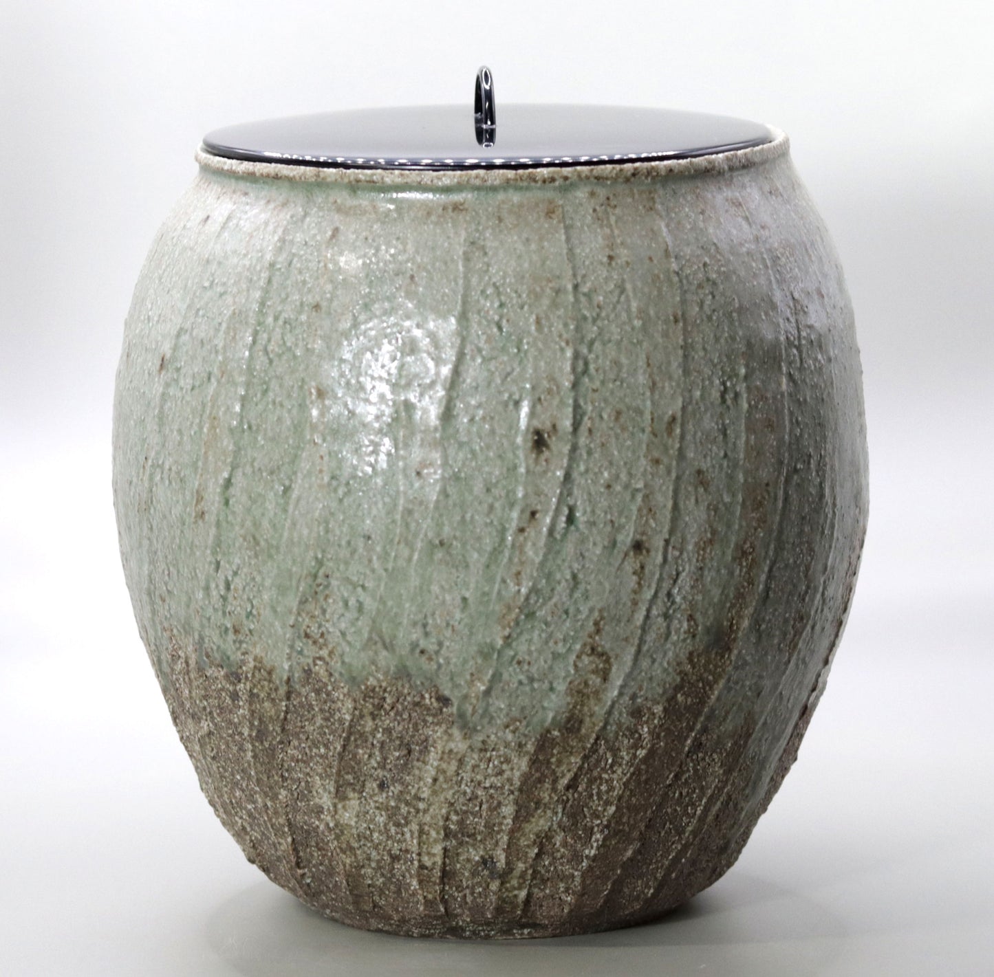 Ash glaze engraved water jar by Yuichi Ikai