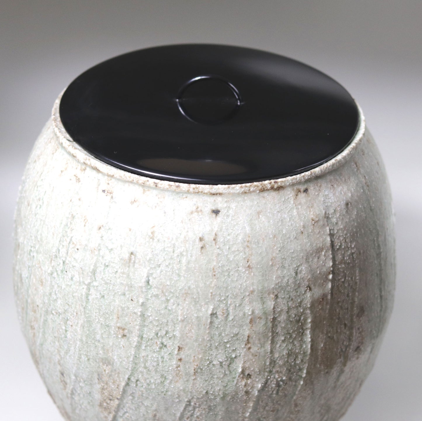 Ash glaze engraved water jar by Yuichi Ikai