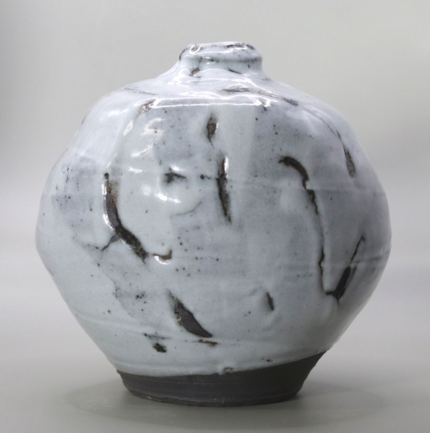 White Glazed Vase by Yuichi Ikai