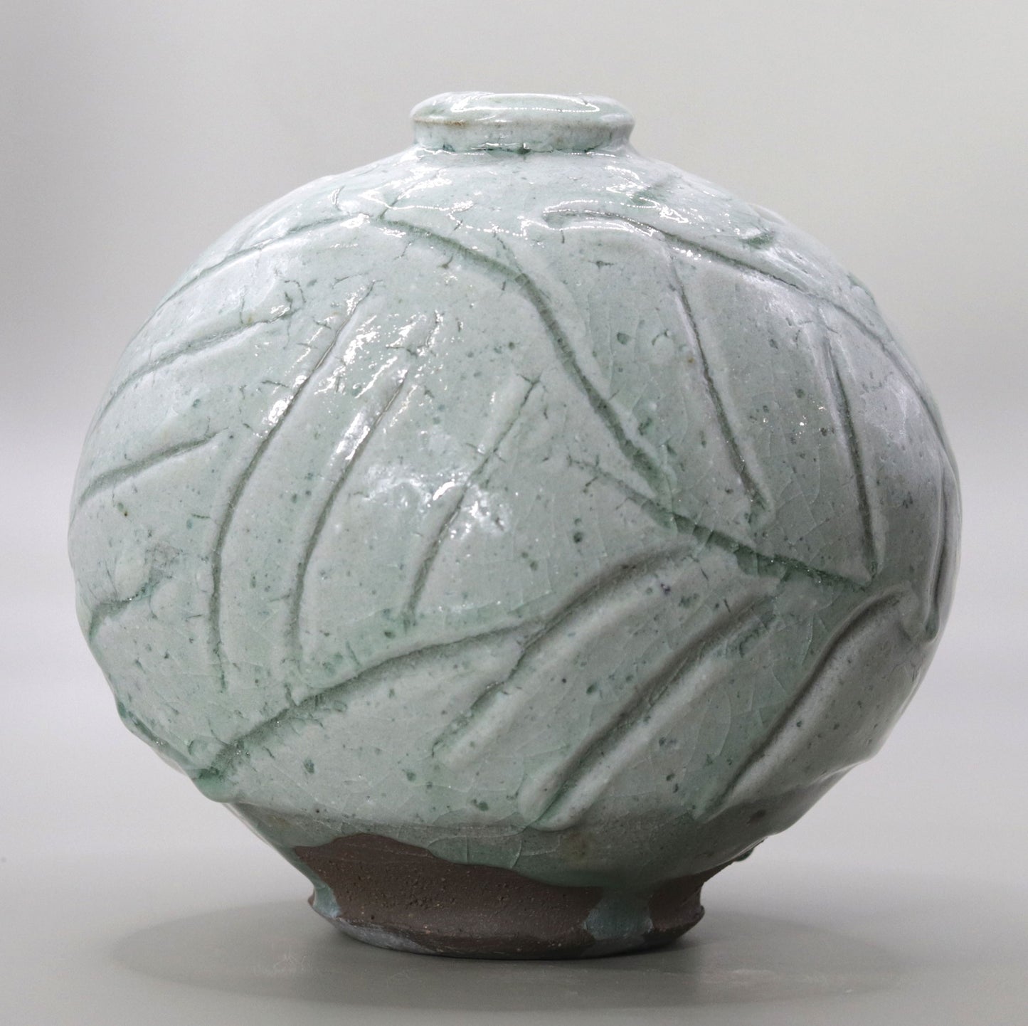 Ash-glazed two-colored flat vase with leaf design by Yuichi Ikai