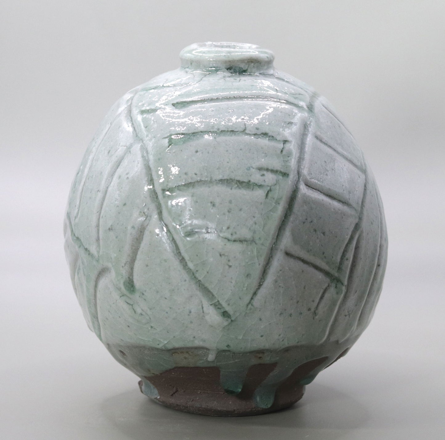 Ash-glazed two-colored flat vase with leaf design by Yuichi Ikai