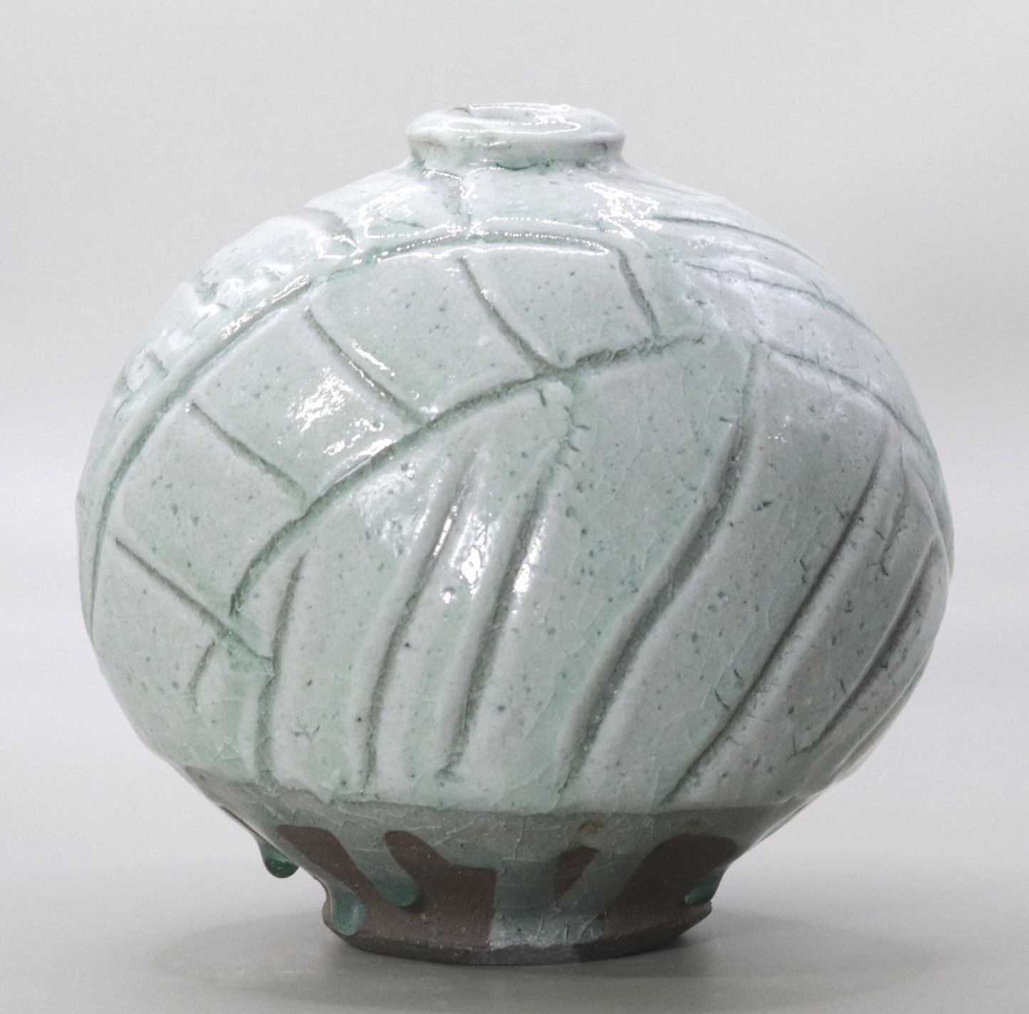 Ash-glazed two-colored flat vase with leaf design by Yuichi Ikai