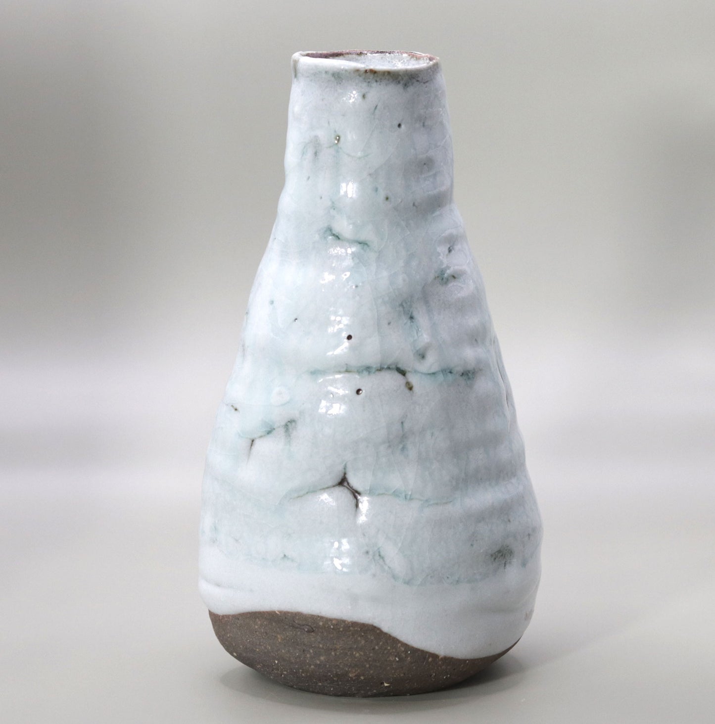 Ash-glazed two-color flat vase, one wheel, by Yuichi Ikai