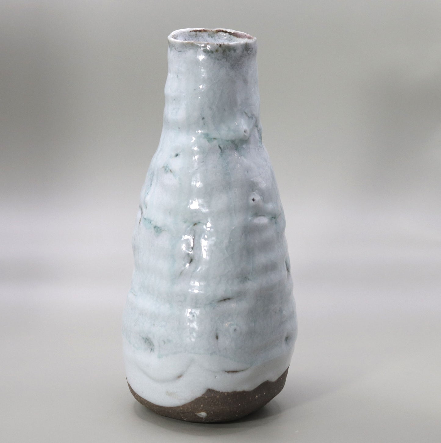 Ash-glazed two-color flat vase, one wheel, by Yuichi Ikai