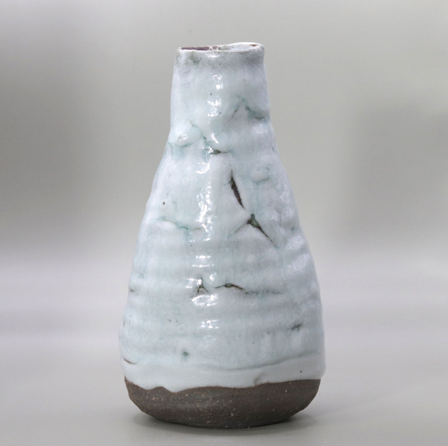 Ash-glazed two-color flat vase, one wheel, by Yuichi Ikai