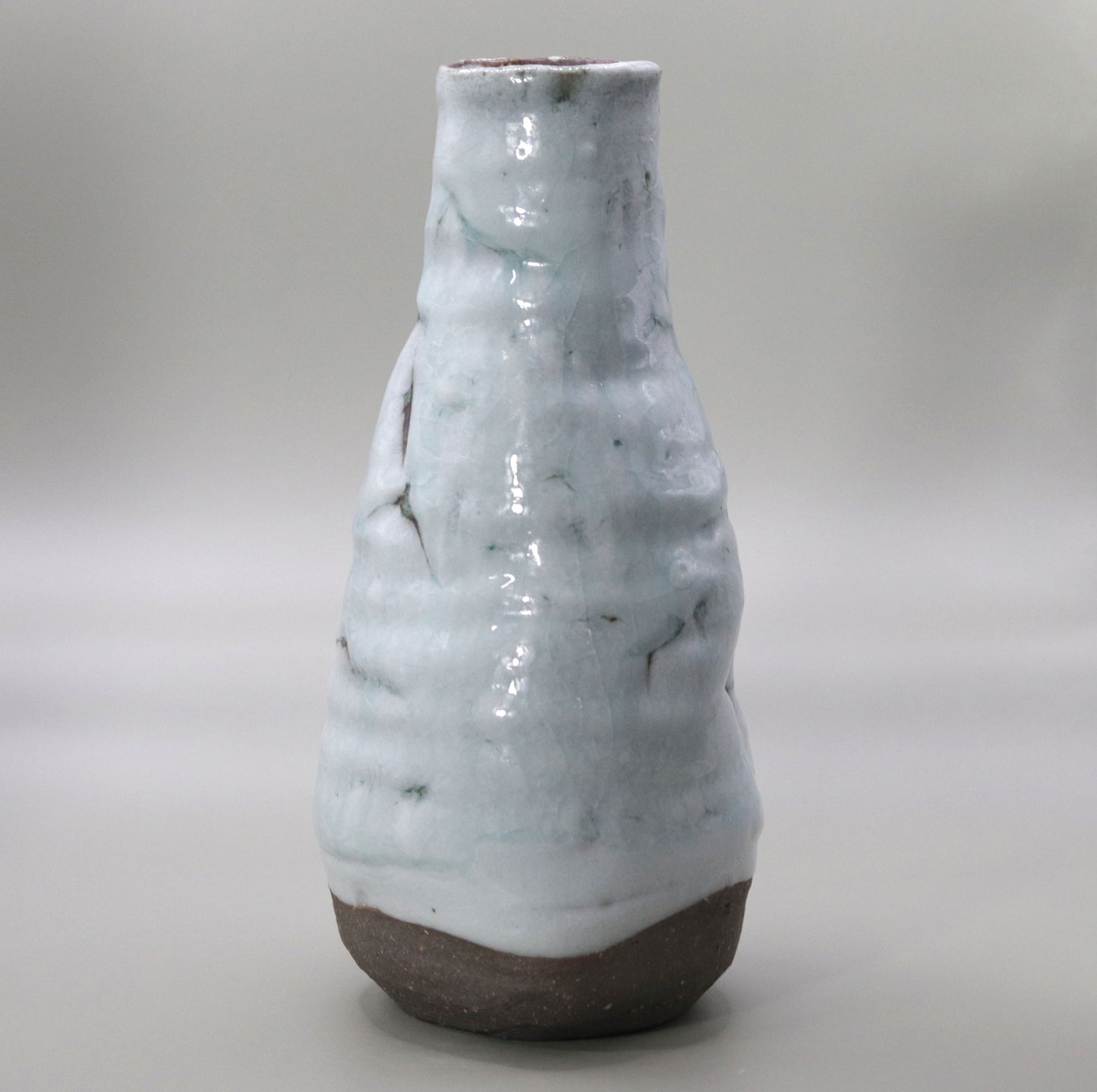 Ash-glazed two-color flat vase, one wheel, by Yuichi Ikai