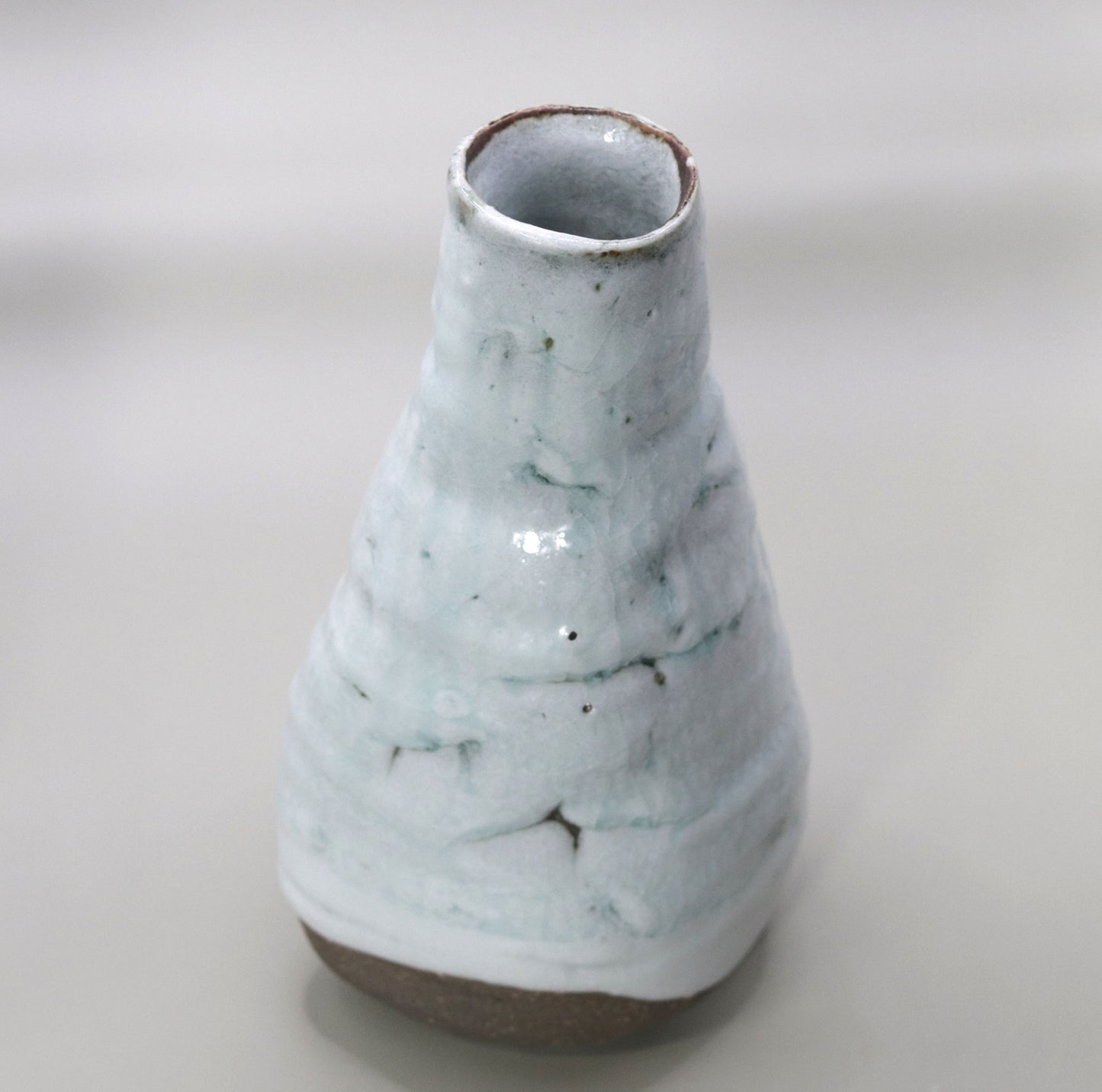 Ash-glazed two-color flat vase, one wheel, by Yuichi Ikai