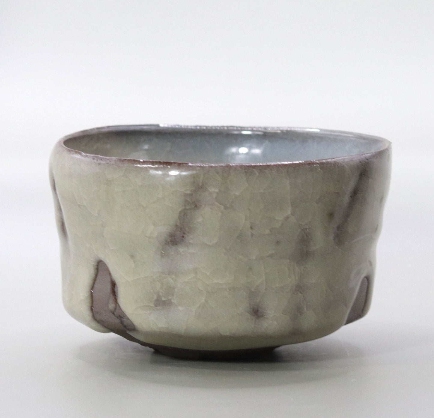 American-colored porcelain tea bowl by Yuichi Ikai