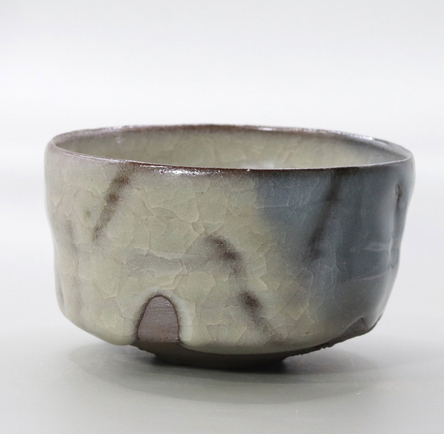 American-colored porcelain tea bowl by Yuichi Ikai