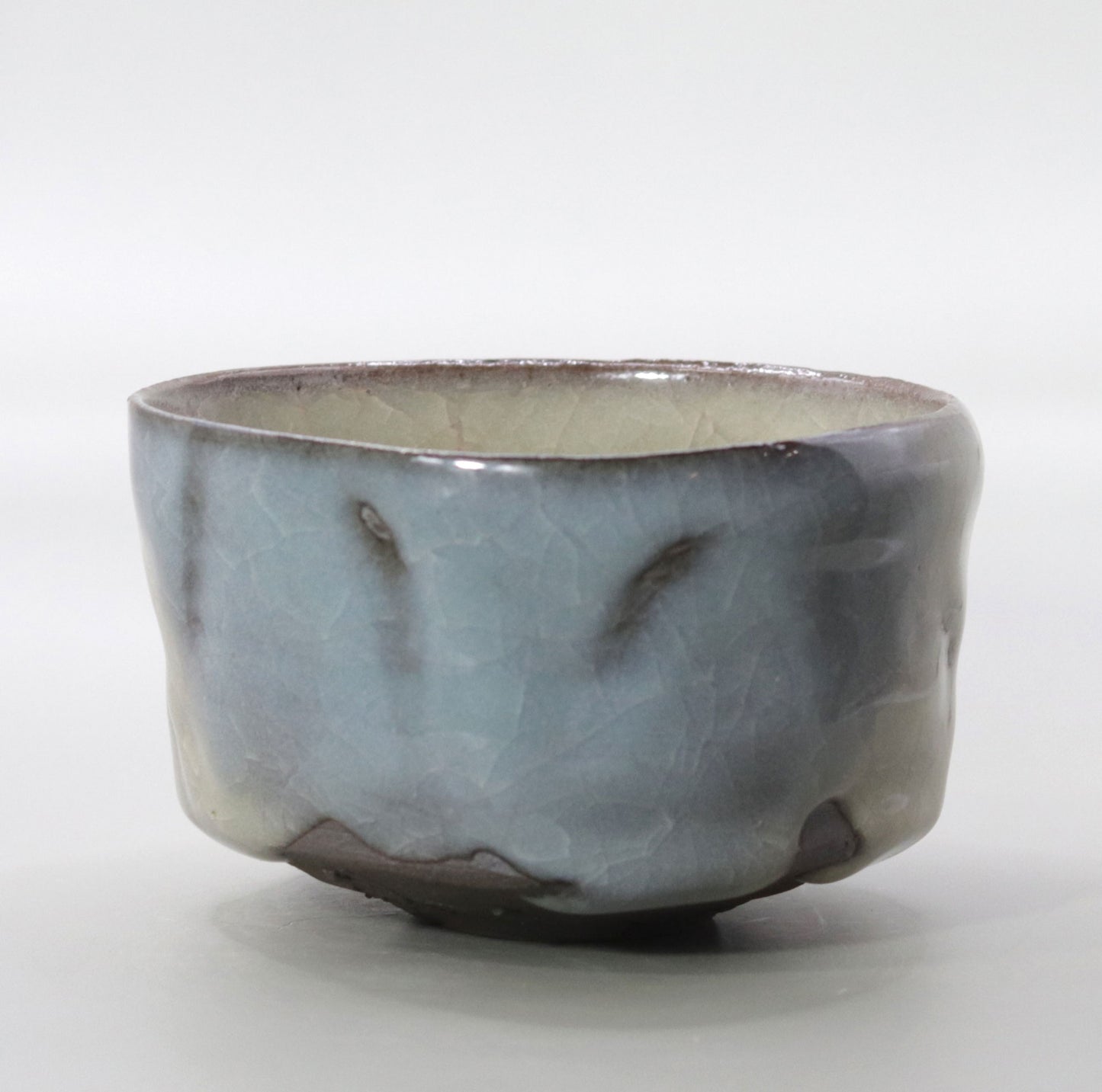 American-colored porcelain tea bowl by Yuichi Ikai