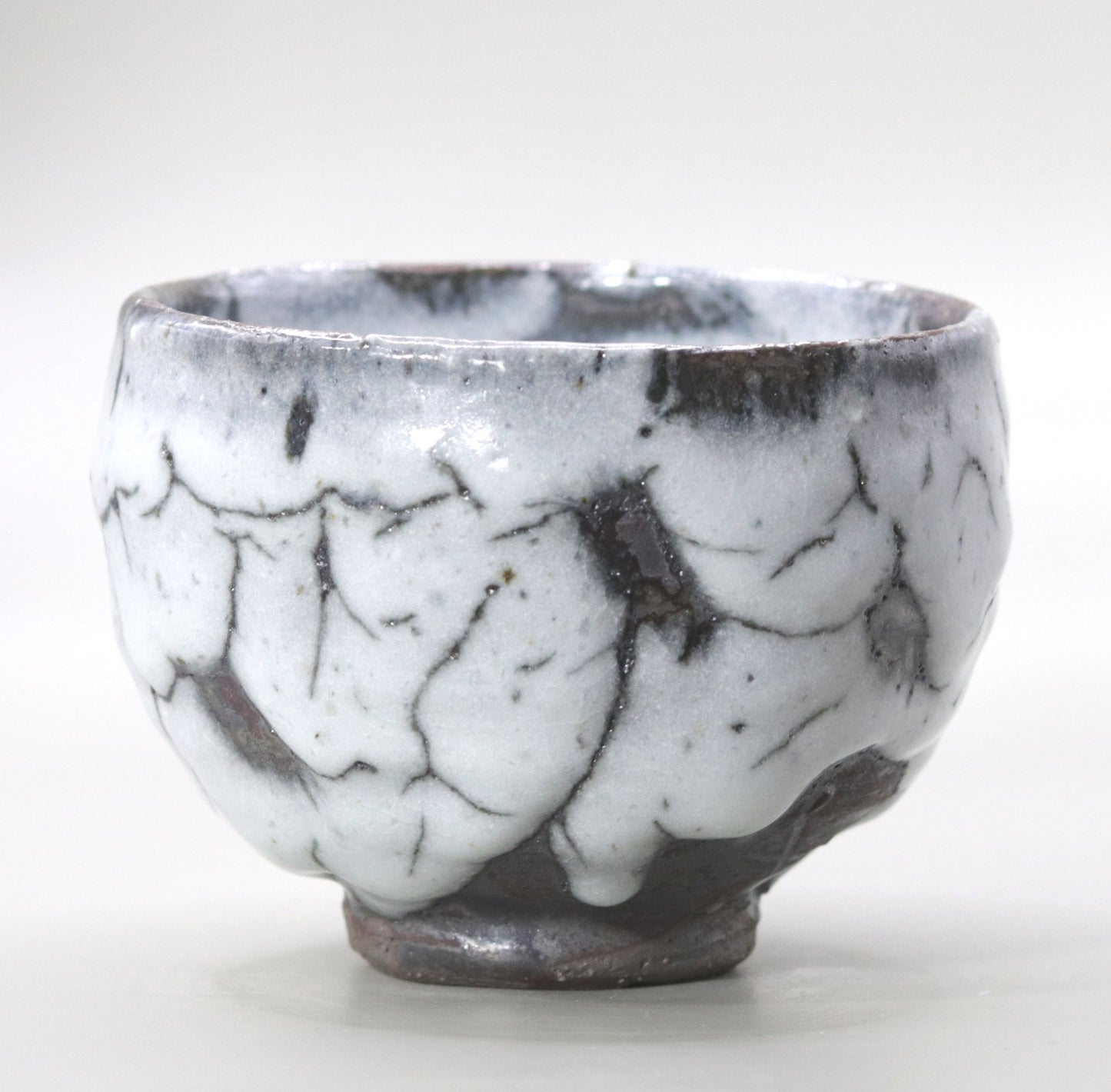 White flow glaze tea bowl by Yuichi Ikai