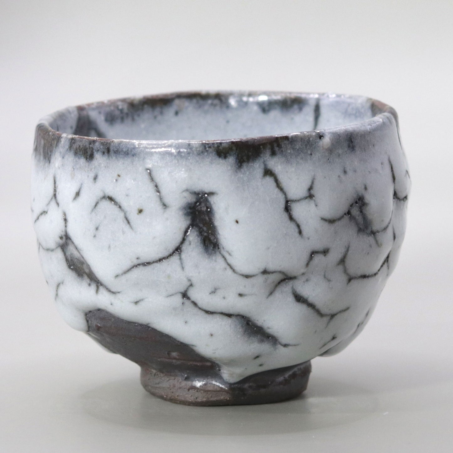 White flow glaze tea bowl by Yuichi Ikai