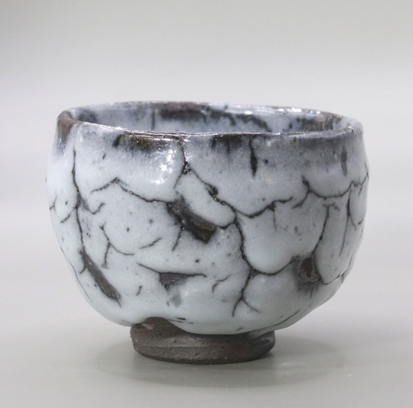 White flow glaze tea bowl by Yuichi Ikai