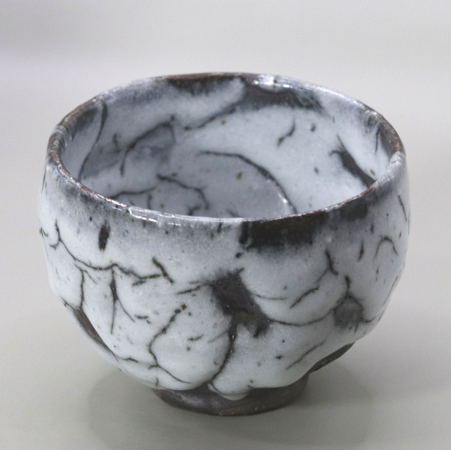 White flow glaze tea bowl by Yuichi Ikai