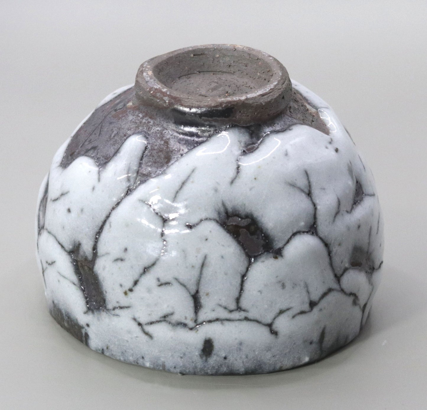 White flow glaze tea bowl by Yuichi Ikai