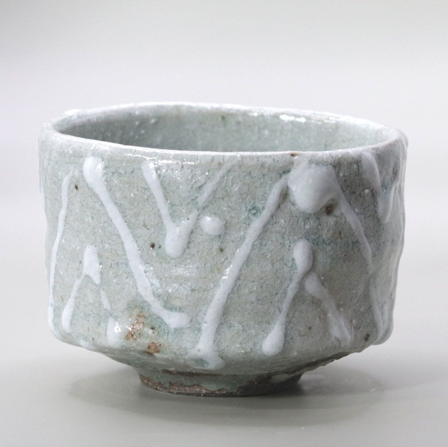 Ash-glazed three-color tea bowl by Yuichi Ikai