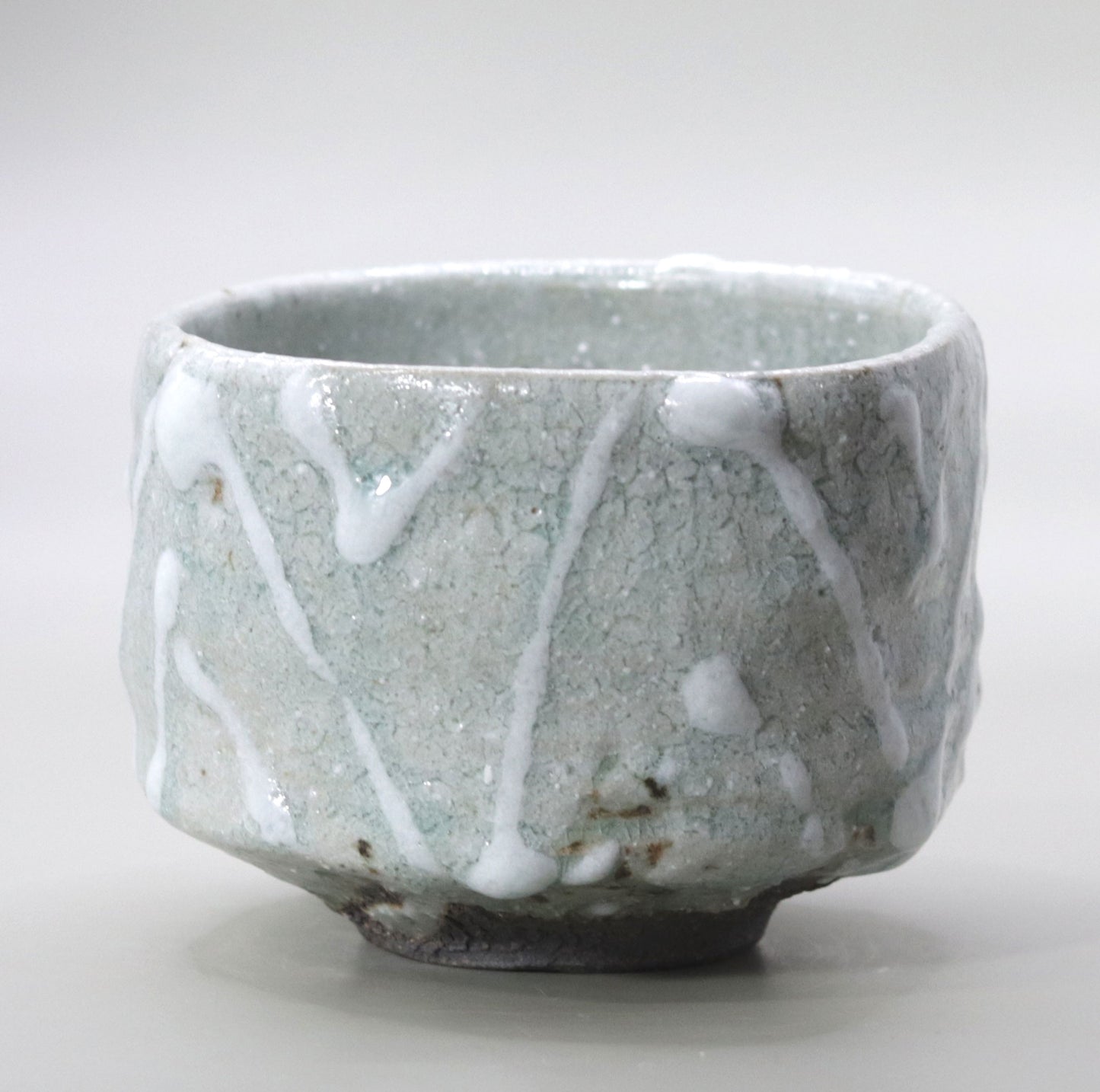 Ash-glazed three-color tea bowl by Yuichi Ikai