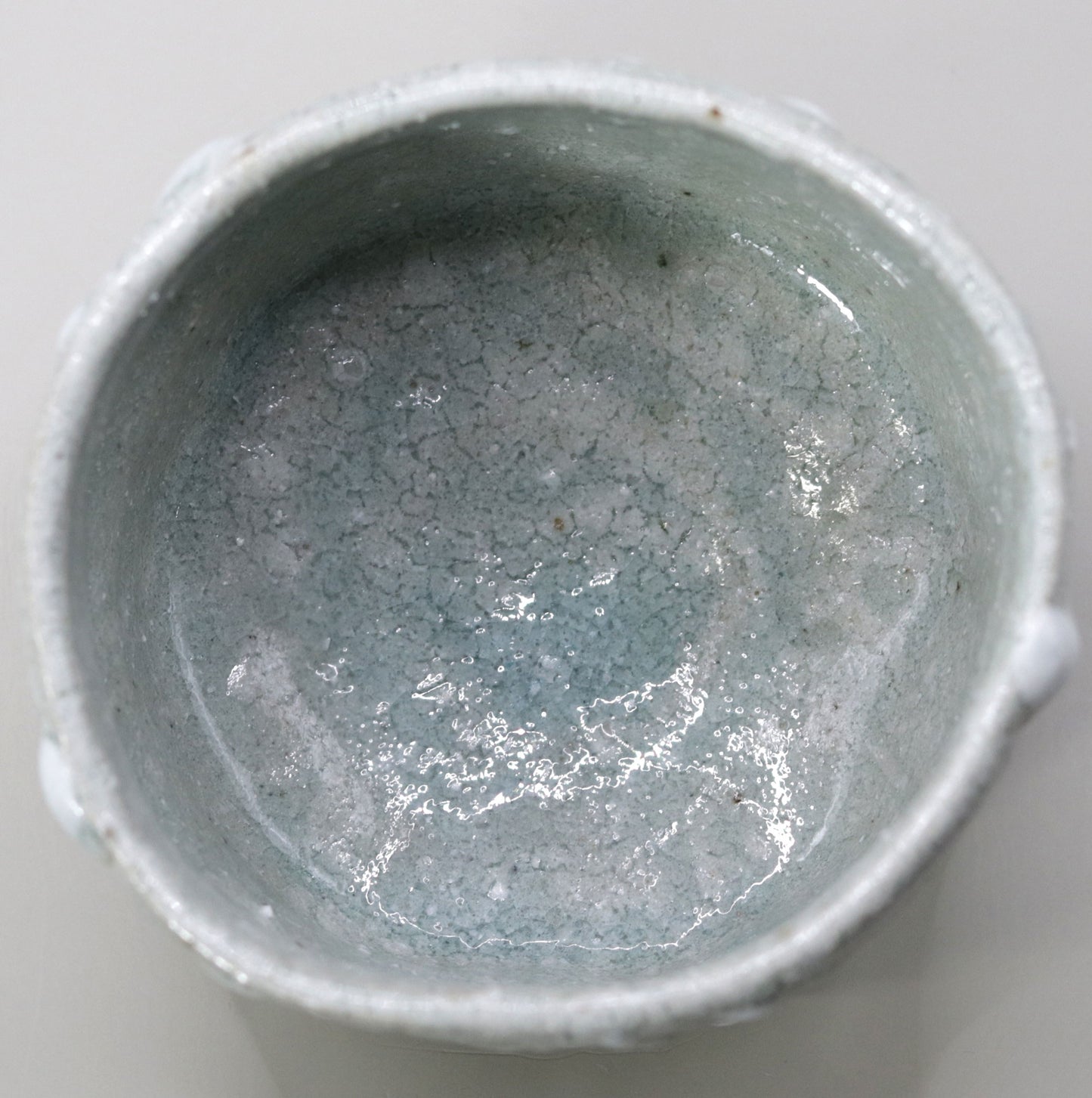 Ash-glazed three-color tea bowl by Yuichi Ikai